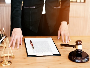 劳动仲裁判决后，公司多久需向员工支付赔偿款